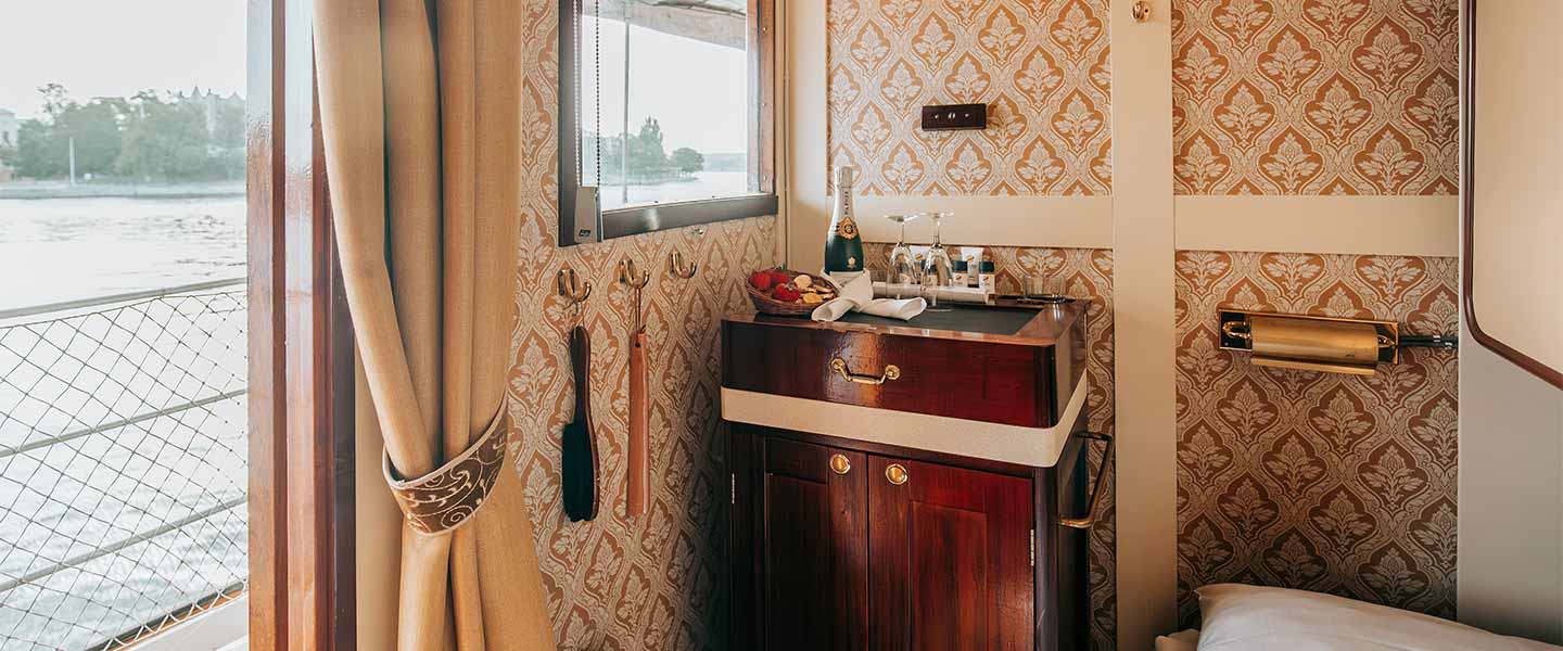 A category A cabin on the bridge deck onboard M/S Juno.