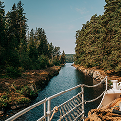 The narrow passage Spetsnäskanalen on the Göta Canal.